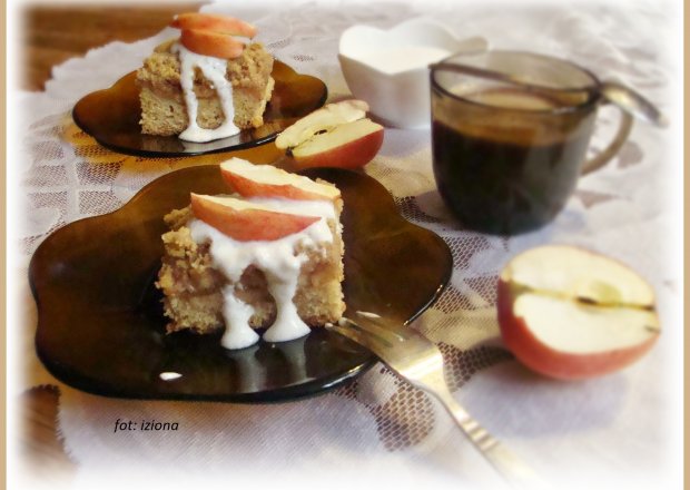 Fotografia przedstawiająca Ciasto z jabłkami i cynamonową kruszonką