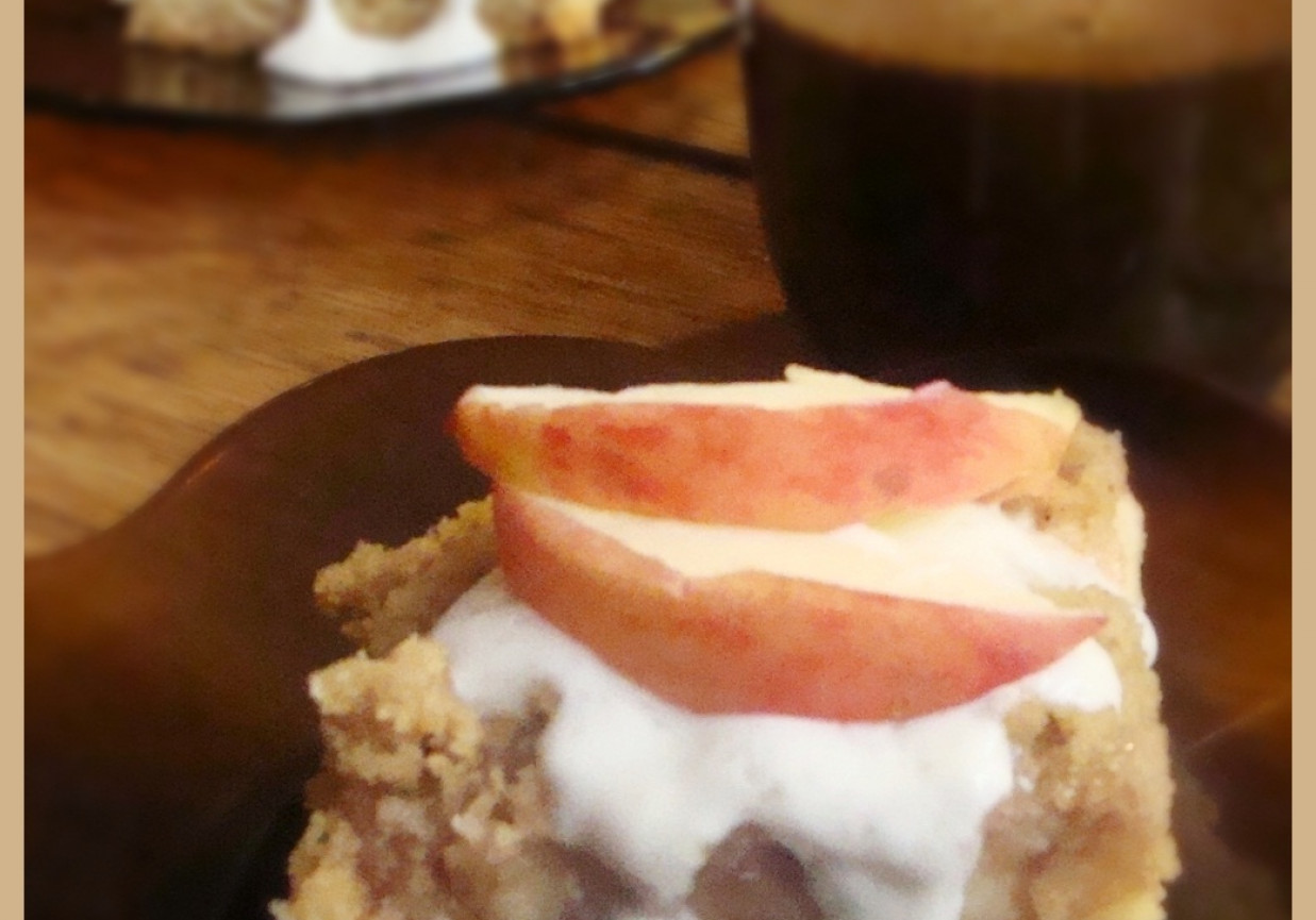 Ciasto z jabłkami i cynamonową kruszonką foto