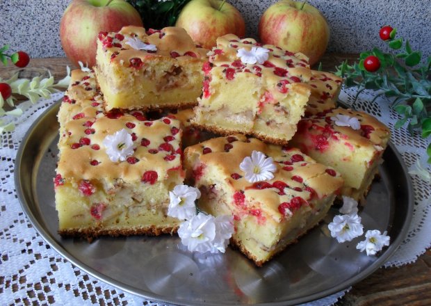Fotografia przedstawiająca Ciasto z jabłkami i cZerwoną porzeczką