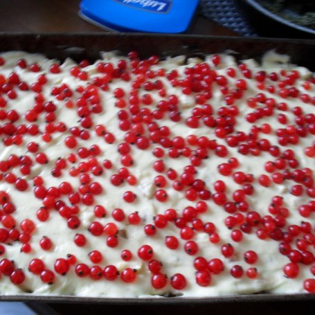 Krok 5 - Ciasto z jabłkami i cZerwoną porzeczką foto
