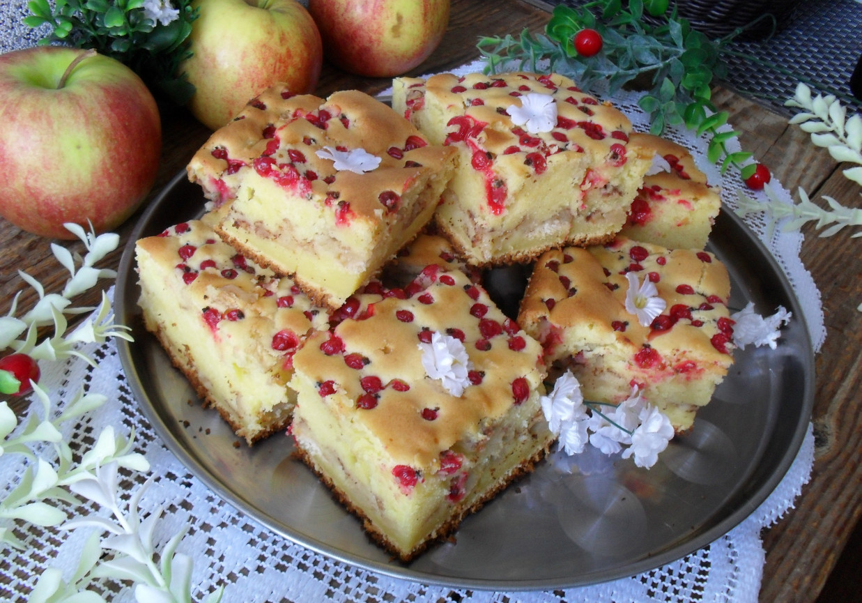 Ciasto z jabłkami i cZerwoną porzeczką foto