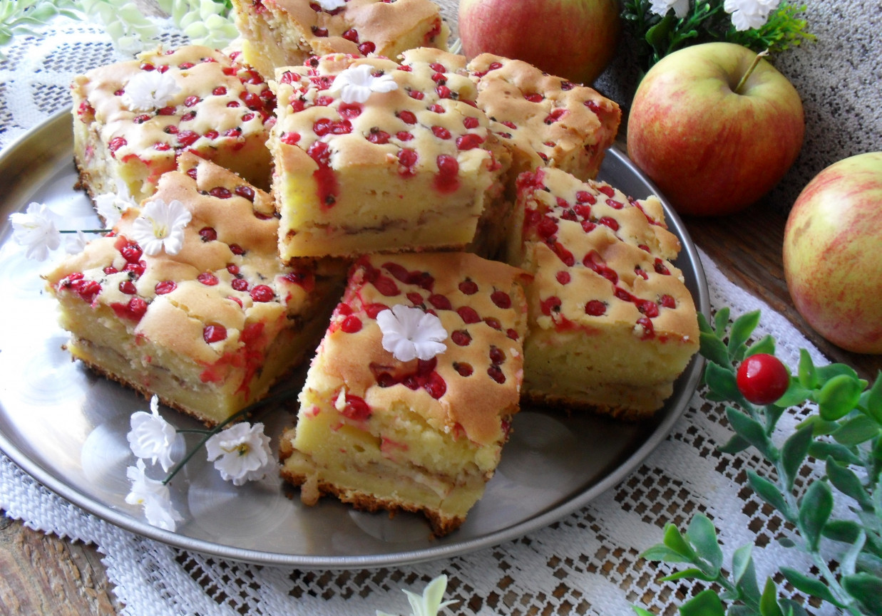 Ciasto z jabłkami i cZerwoną porzeczką foto