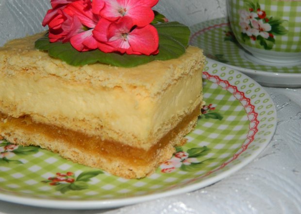 Fotografia przedstawiająca Ciasto z jabłkami i masą serową