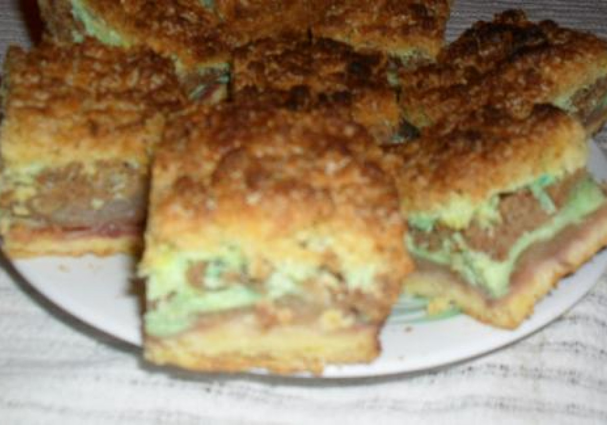 Ciasto z jablkami i zieloną pianką foto