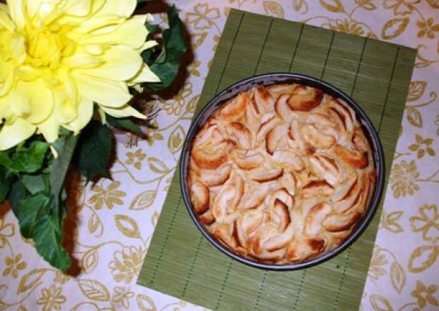 Fotografia przedstawiająca Ciasto z jabłkami na kaszy kukurydzianej