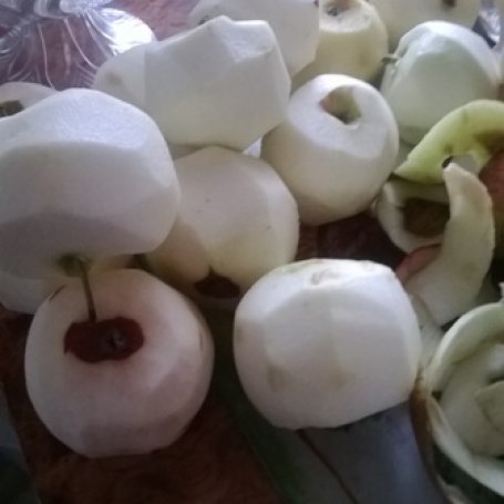 Krok 3 - Ciasto z jabłkami, suszonymi śliwkami i orzechami włoskimi foto