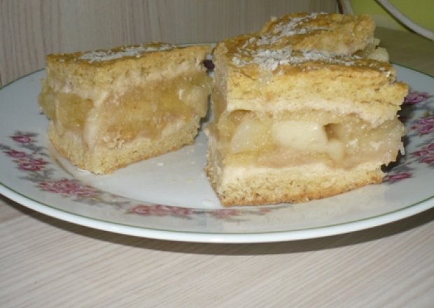 Fotografia przedstawiająca ciasto z jabłkami
