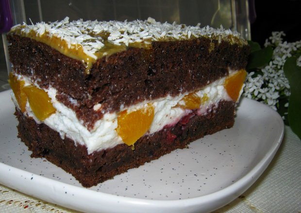 Fotografia przedstawiająca Ciasto z kakao i brzoskwiniami