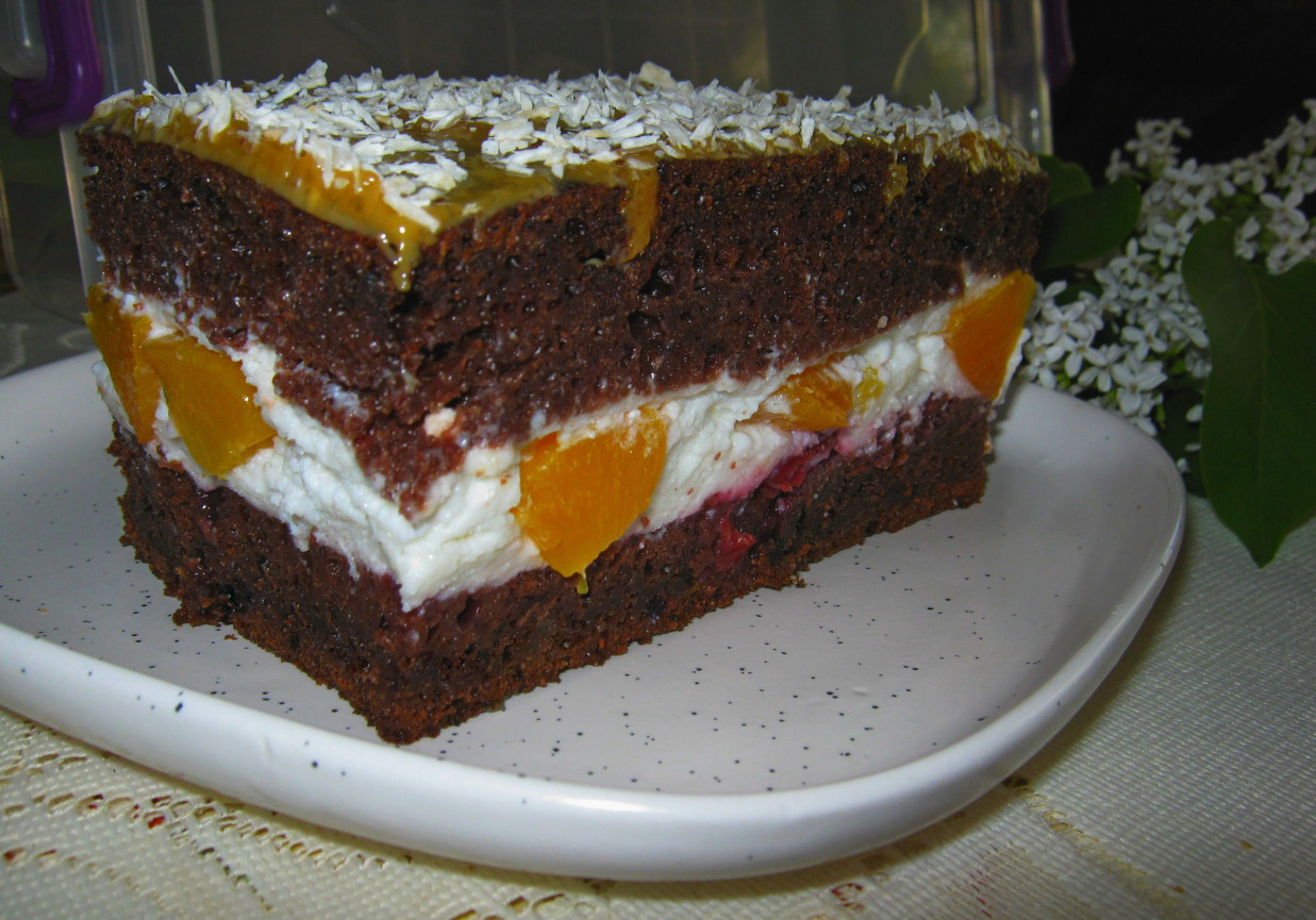 Ciasto z kakao i brzoskwiniami foto