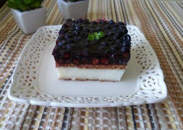 Fotografia przedstawiająca Ciasto z kaszy manny z jagodami