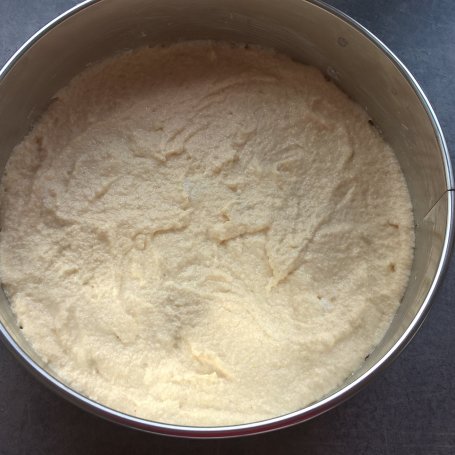 Krok 2 - Ciasto z kaszy manny z kremem mascarpone i winogronami foto