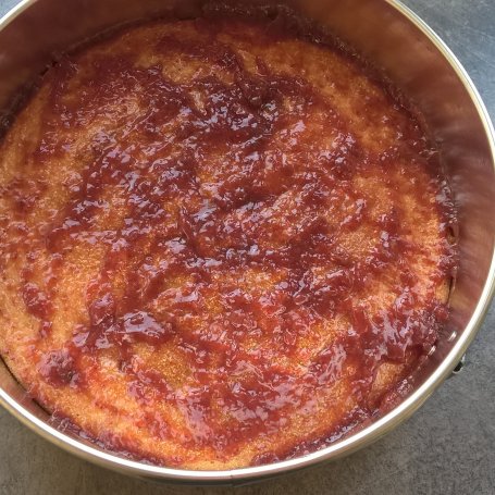 Krok 3 - Ciasto z kaszy manny z kremem mascarpone i winogronami foto