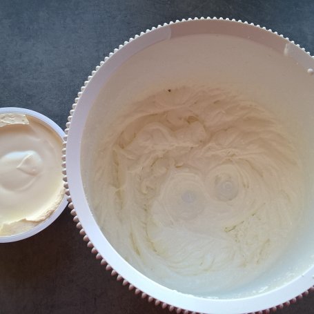 Krok 4 - Ciasto z kaszy manny z kremem mascarpone i winogronami foto