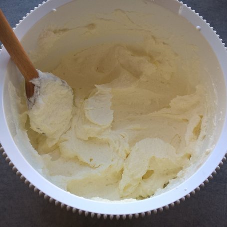Krok 5 - Ciasto z kaszy manny z kremem mascarpone i winogronami foto