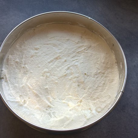 Krok 6 - Ciasto z kaszy manny z kremem mascarpone i winogronami foto