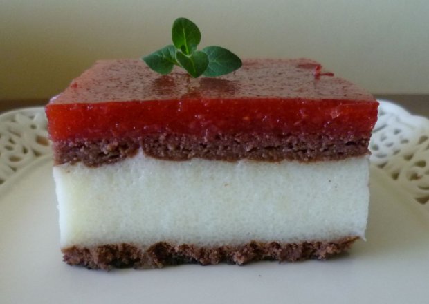 Fotografia przedstawiająca Ciasto z kaszy manny z truskawkami