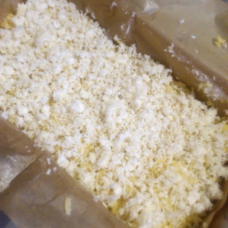 Krok 6 - Ciasto z kiwi i budyniem pod kokosową pierzynką foto