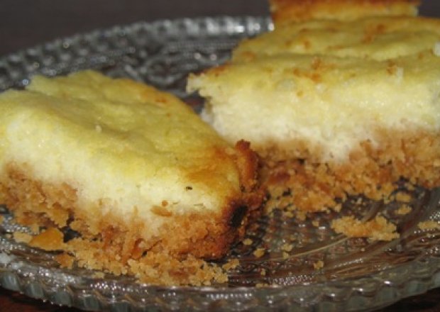 Fotografia przedstawiająca Ciasto z krakersów z kremem gruszkowym