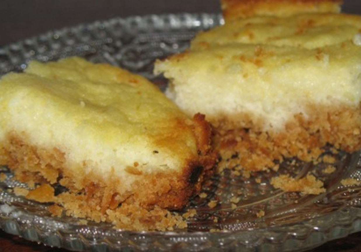 Ciasto z krakersów z kremem gruszkowym foto