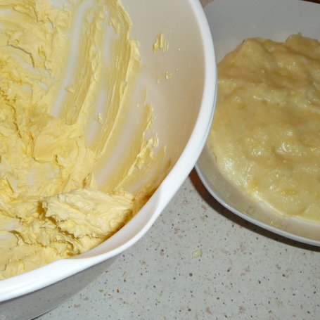 Krok 2 - Ciasto z kremem, ciasteczkami, bitą śmietaną i galaretką.  foto