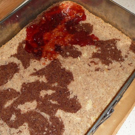 Krok 3 - Ciasto z kremem, ciasteczkami, bitą śmietaną i galaretką.  foto