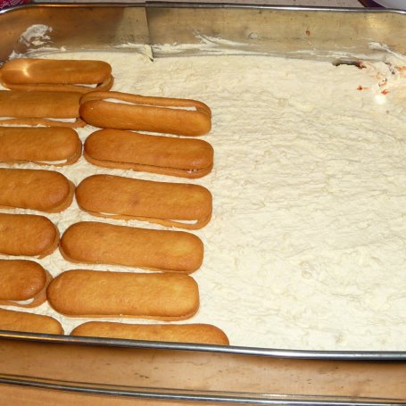Krok 4 - Ciasto z kremem, ciasteczkami, bitą śmietaną i galaretką. foto