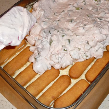 Krok 6 - Ciasto z kremem, ciasteczkami, bitą śmietaną i galaretką. foto