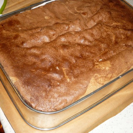 Krok 7 - Ciasto z kremem, ciasteczkami, bitą śmietaną i galaretką.  foto
