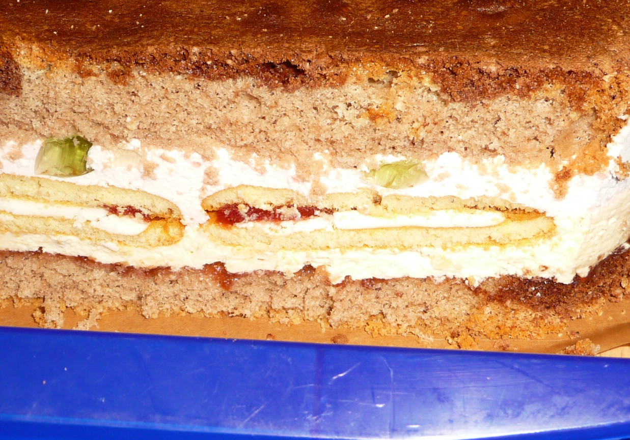Ciasto z kremem, ciasteczkami, bitą śmietaną i galaretką.  foto