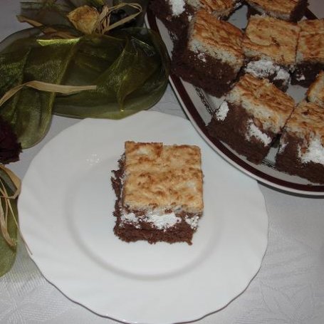 Krok 4 - Ciasto z kremem czekoladowym,bezikami i kokosem foto