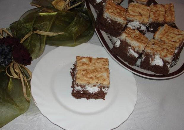 Fotografia przedstawiająca Ciasto z kremem czekoladowym,bezikami i kokosem