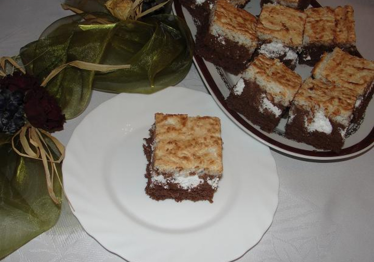 Ciasto z kremem czekoladowym,bezikami i kokosem foto