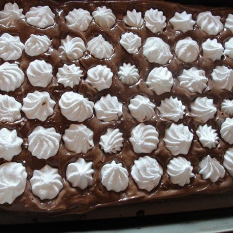 Krok 3 - Ciasto z kremem czekoladowym,bezikami i kokosem foto