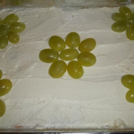 Krok 3 - Ciasto z kremem i galaretką z winogronem foto