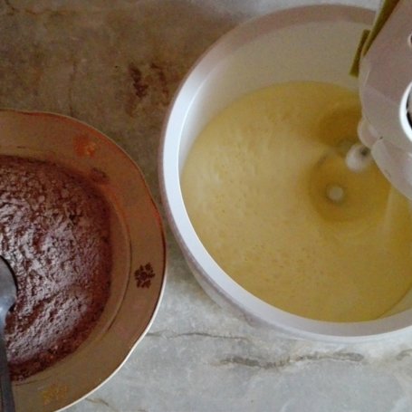 Krok 1 - Ciasto z kremem i malinami foto