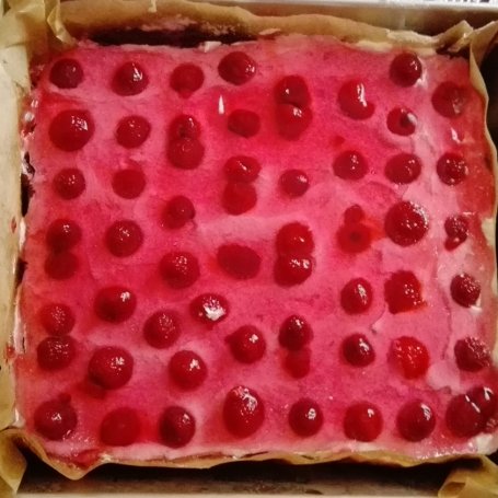 Krok 4 - Ciasto z kremem i malinami foto