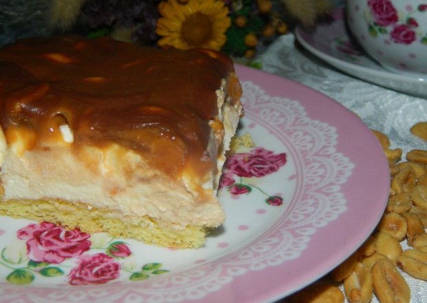 Fotografia przedstawiająca Ciasto z kremem i orzeszkami ziemnymi