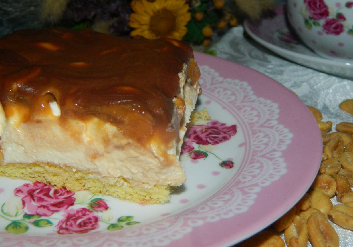 Ciasto z kremem i orzeszkami ziemnymi foto