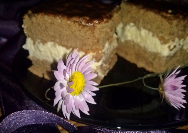 Fotografia przedstawiająca Ciasto z kremem i polewą czekoladową