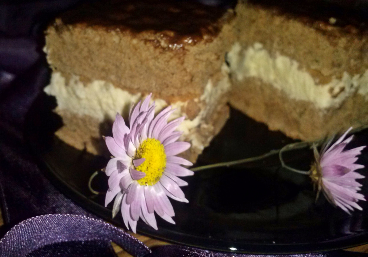 Ciasto z kremem i polewą czekoladową foto