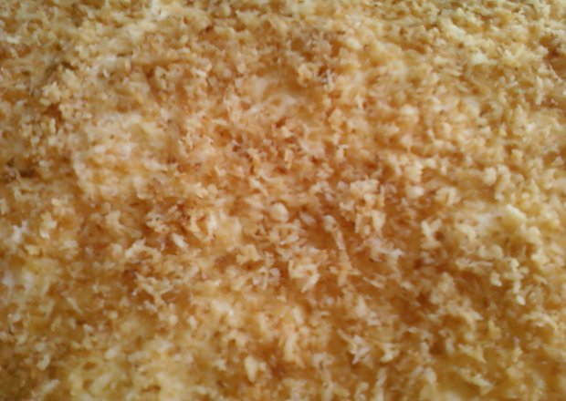 Fotografia przedstawiająca Ciasto z kremem i wiórkami kokosowymi