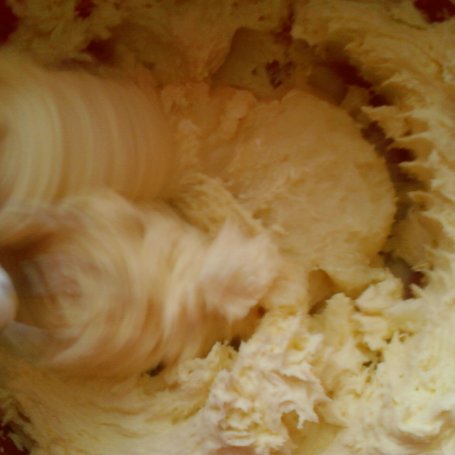 Krok 2 - Ciasto z kremem i wiórkami kokosowymi foto