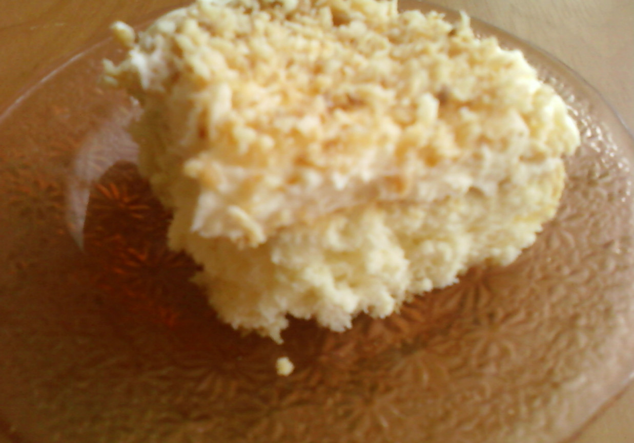 Ciasto z kremem i wiórkami kokosowymi foto