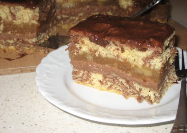 Fotografia przedstawiająca Ciasto z kremem kakaowym i musem brzoskwiniowym