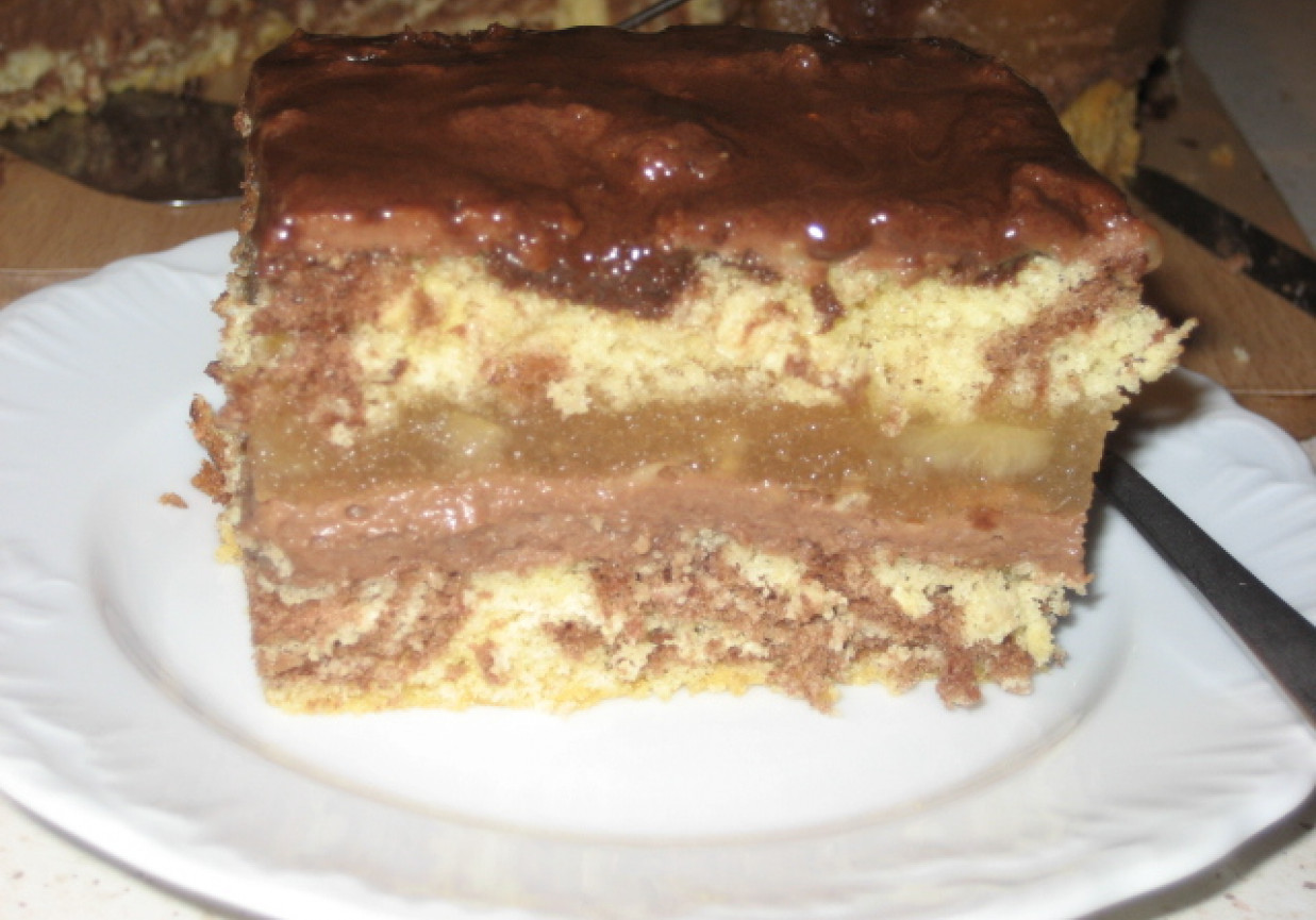Ciasto z kremem kakaowym i musem brzoskwiniowym foto