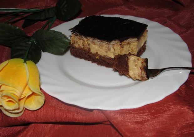 Fotografia przedstawiająca Ciasto z kremem sezamowym i żurawiną