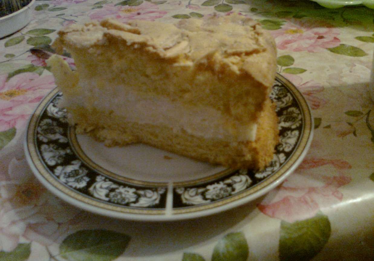 Ciasto z kremem waniliowym posypane migdałami foto
