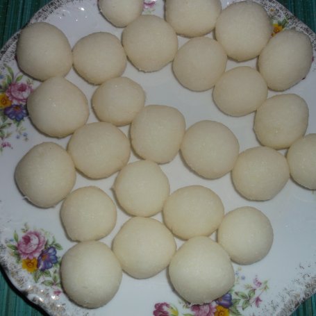Krok 1 - Ciasto z kulkami kokosowymi. foto