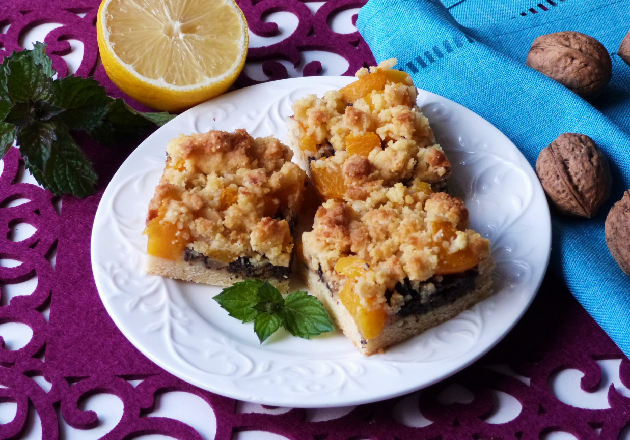 Ciasto z makiem i brzoskwiniami foto