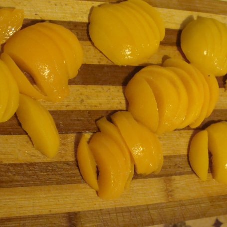 Krok 12 - Ciasto z makiem, kremem i brzoskwiniami foto
